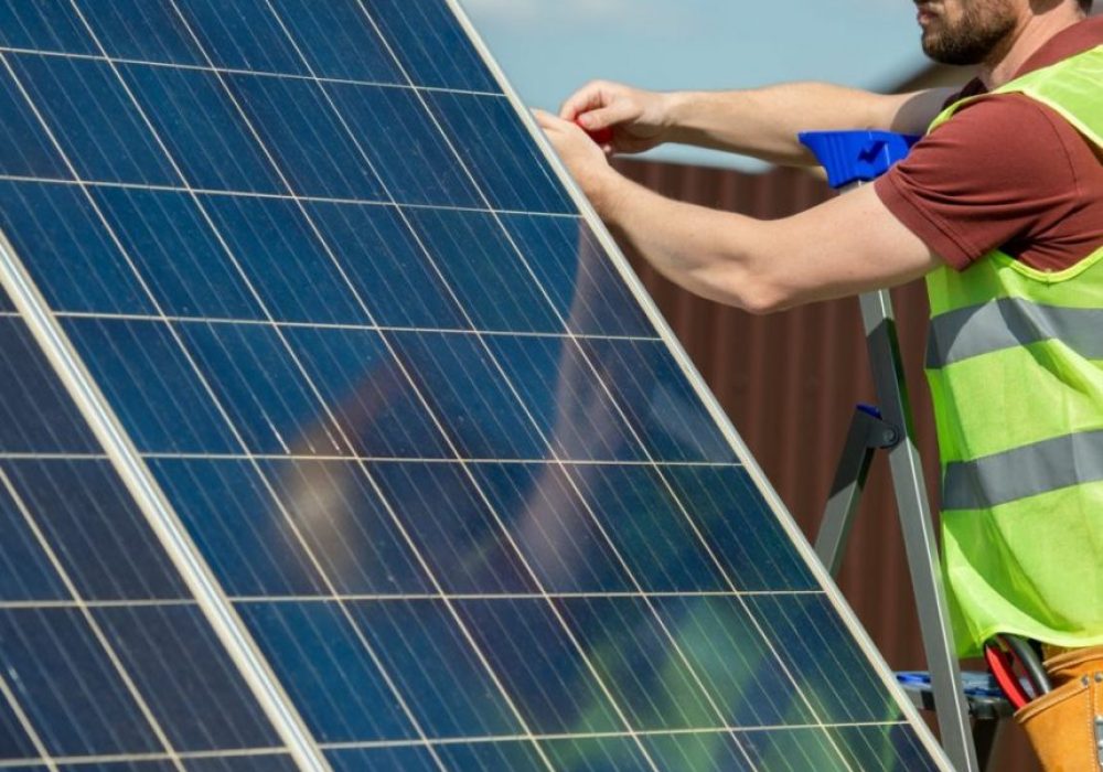 engineer-installing-solar-panel-e1641315248408-piiz4b6iiwia5t05680n94kbiw61db0axflh84caq0